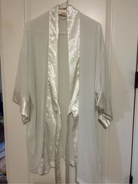 👘👘Vintage Gold Label Victoria Secret Satin-Trim Ivory Kimono Jacket